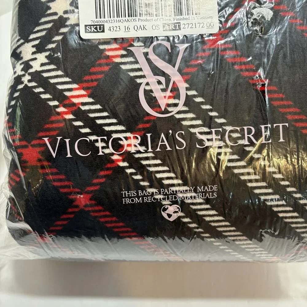 Victoria’s Secret Christmas 2025   fleece blanket  Plaid Red & Back